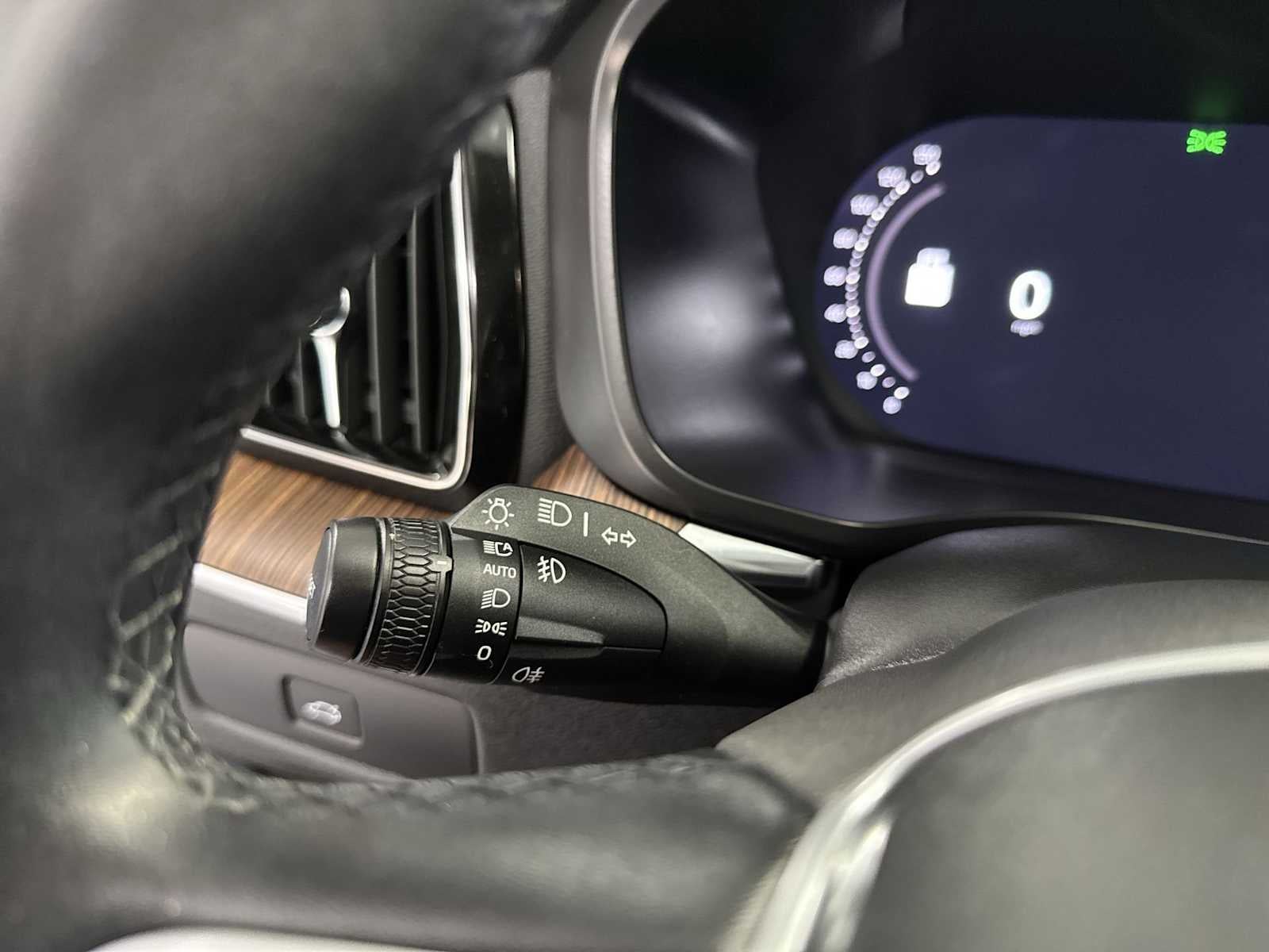2023 Volvo XC60 Plus Tema oscuro