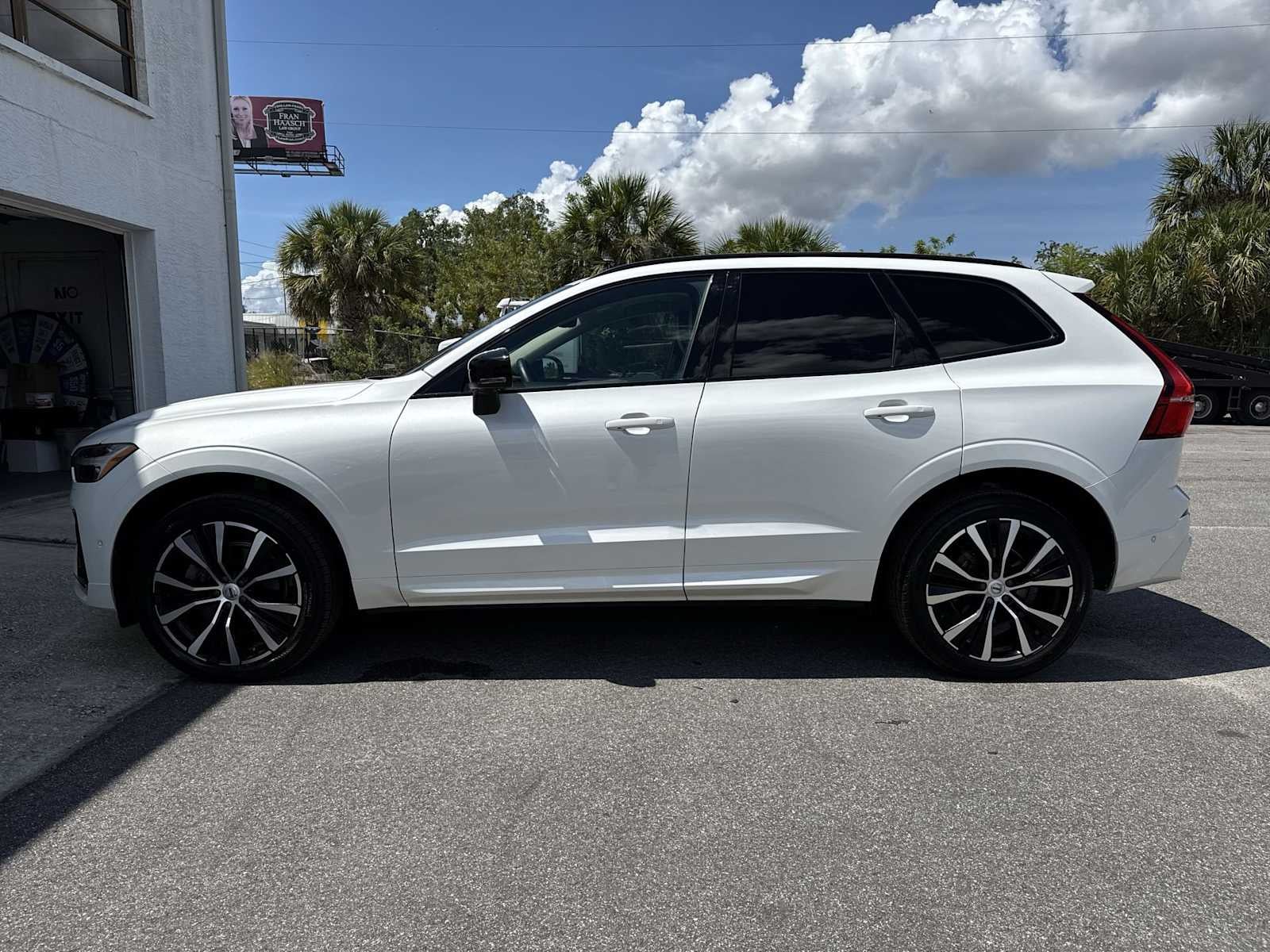 2023 Volvo XC60 Plus Tema oscuro