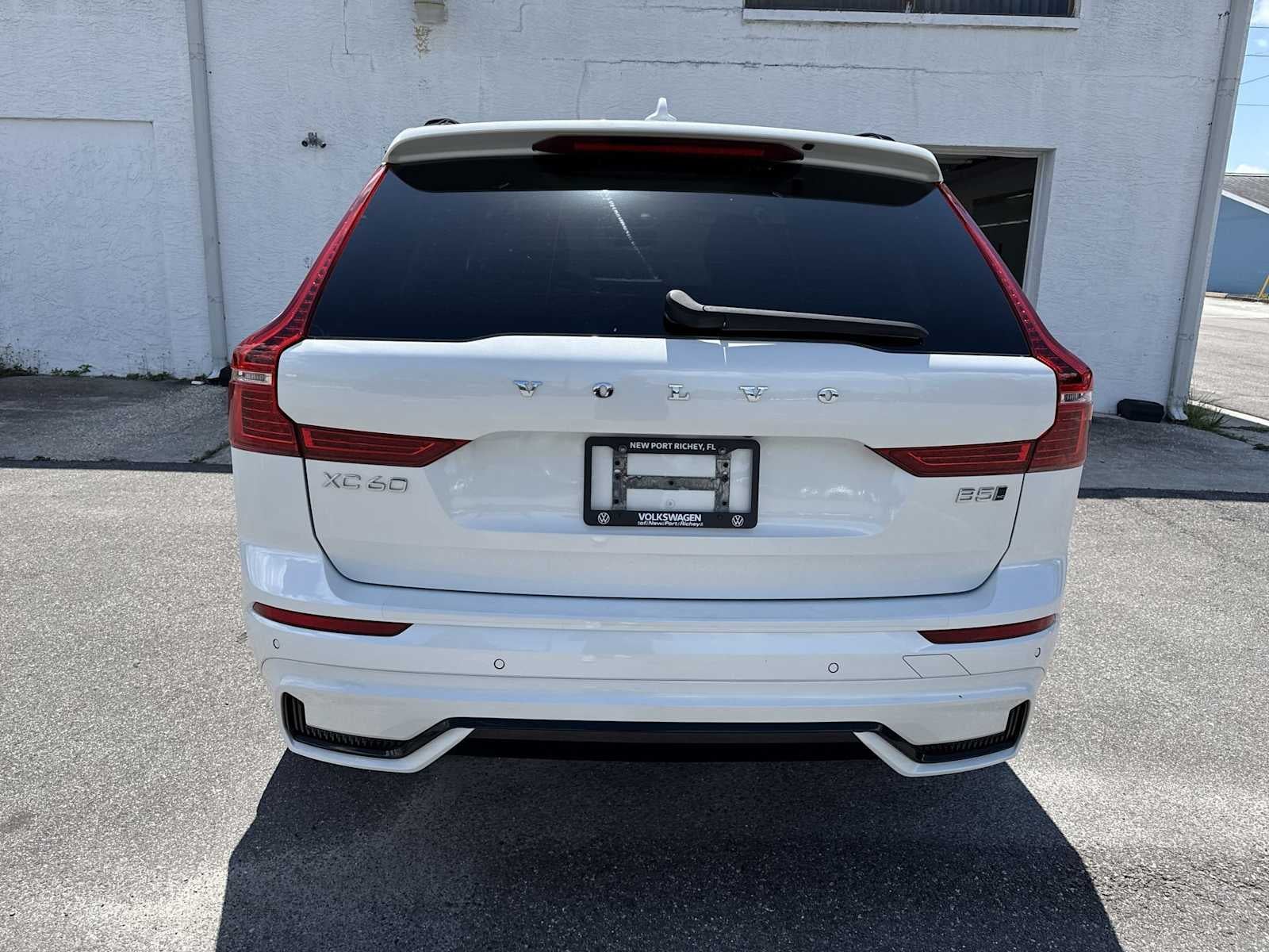 2023 Volvo XC60 Plus Tema oscuro