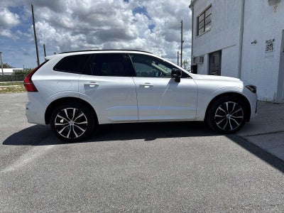 2023 Volvo XC60 Plus Tema oscuro